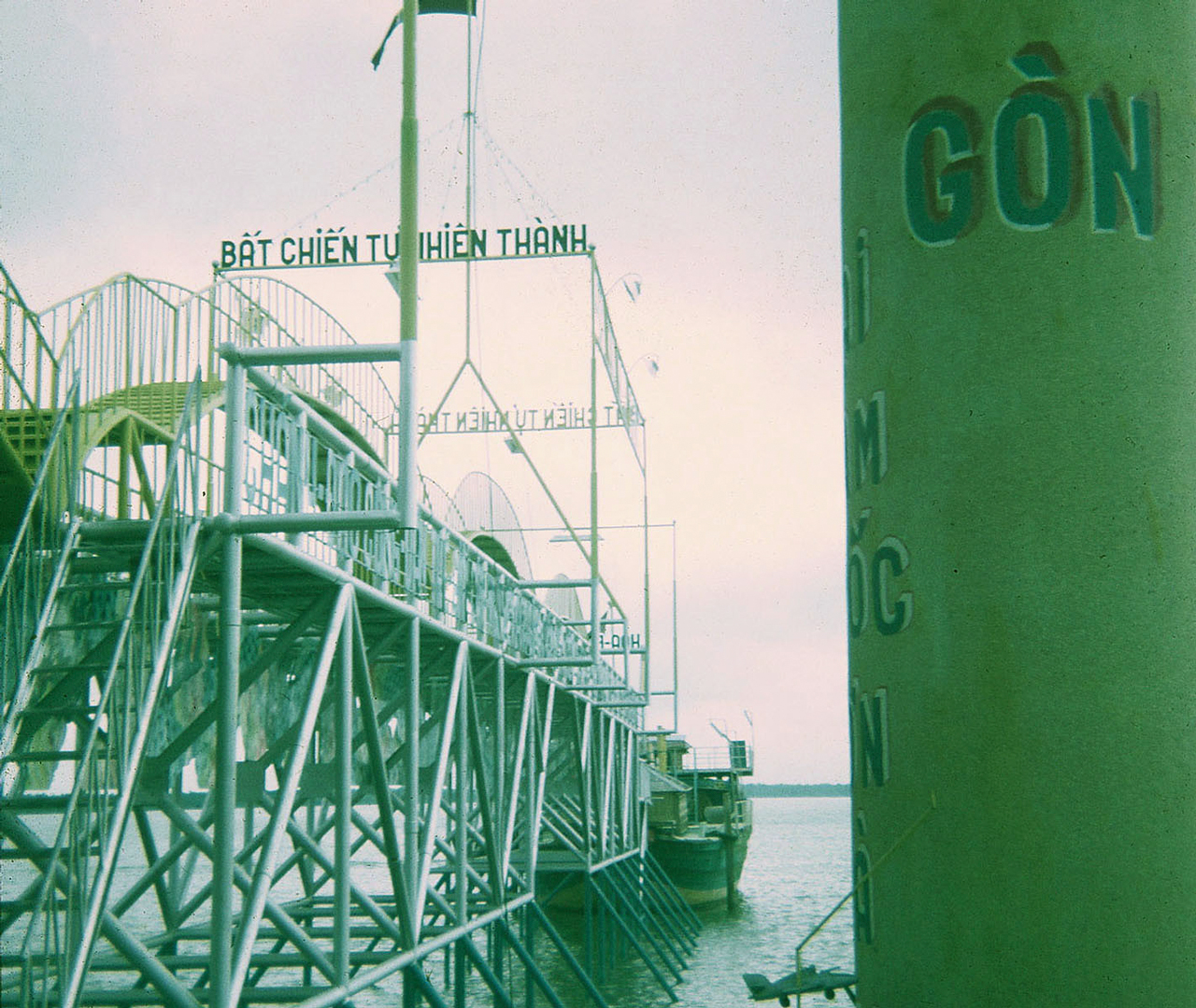 Cầu cảng của Đạo Dừa tại Bến Tre năm 1969 - 1970 - Photo by Bob Lee