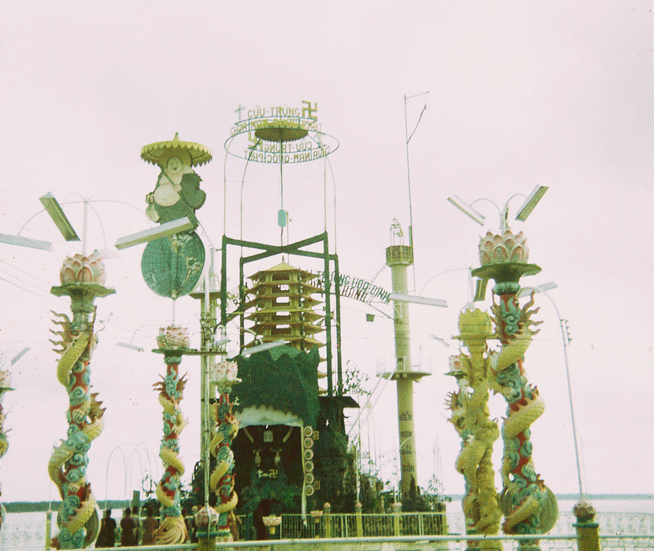 Đàn cầu của Đạo Dừa tại Cồn Phụng gần Mỹ Tho trước đây năm 1969-1970 - Photo by Bob Lee