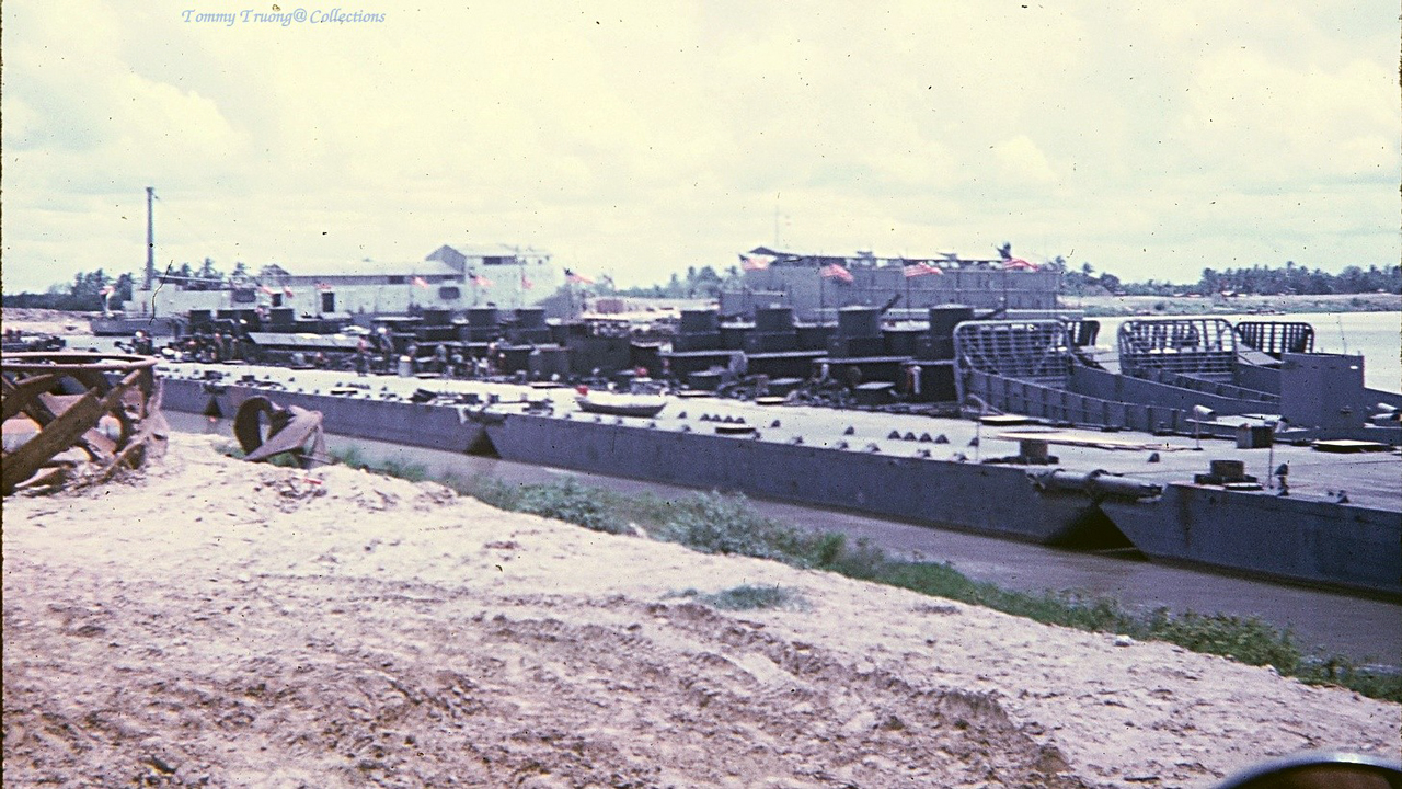 Khu quân sự ở Đồng Tâm tháng 8 năm 1967 - Photo by Tom Jackson