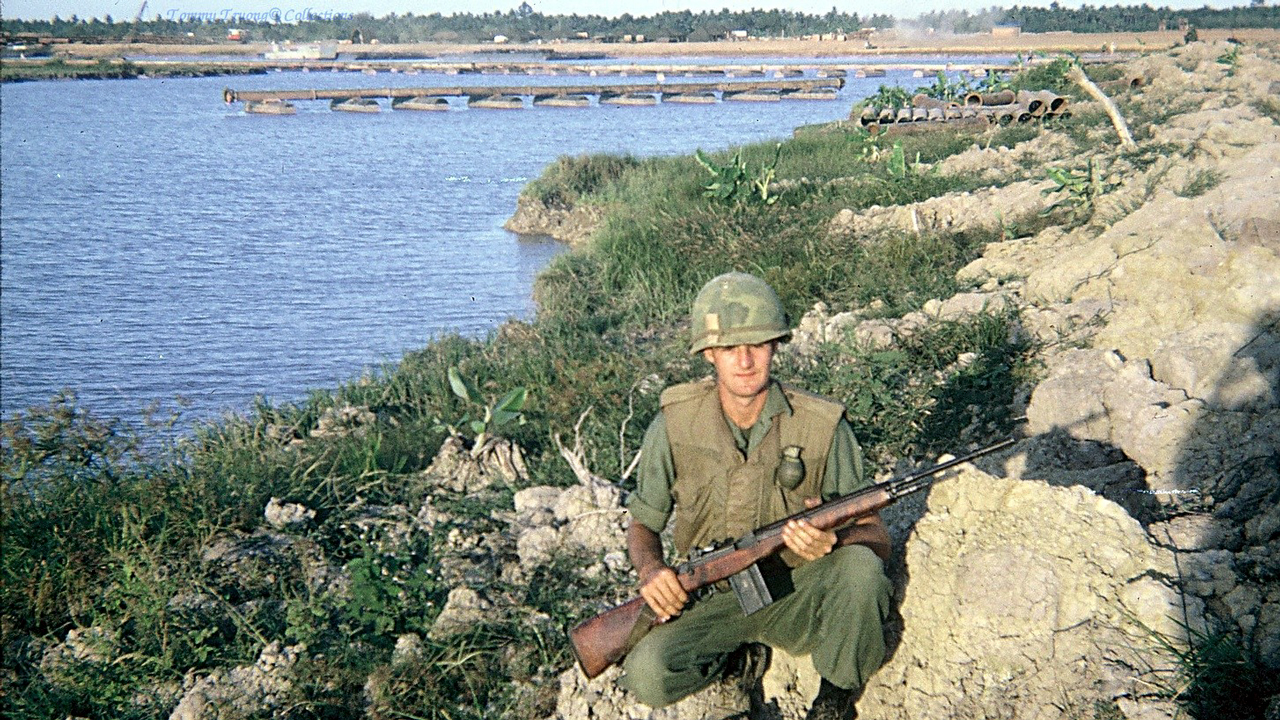Người lính chụp cùng khẩu M14 ở Đồng Tâm - Định Tường năm 1966 - 1967 | Photo by Tom Jackson