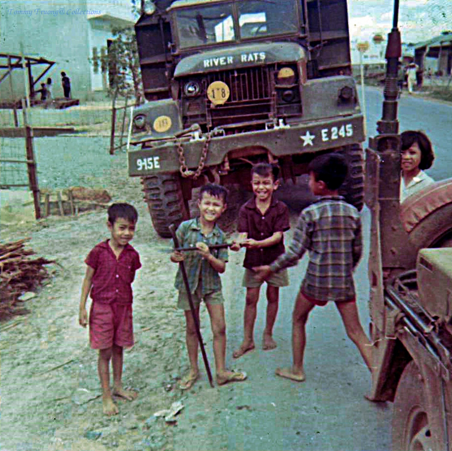 Những đứa trẻ nô đùa ở quốc lộ ở Tân An năm 1966 - 1967 | Photo by James F