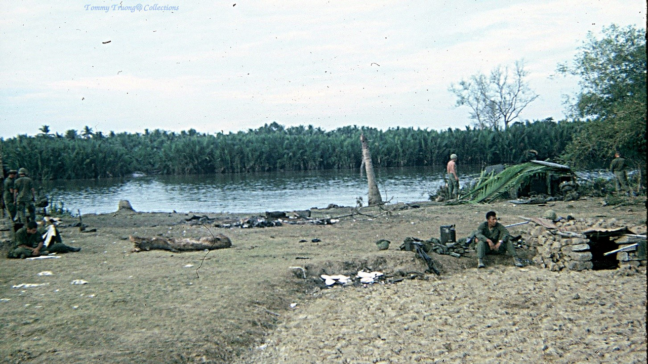 Hình ảnh cắm trại của quân đội Mỹ bên cạnh kênh đào | Photo by Tom Jackson