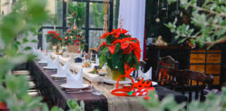 Nhà hàng Red Door Cần Thơ | Sang Trọng | Khu vườn xanh | Review A-Z Bàn tiệc concept Giáng Sinh của Rad Door Cần Thơ