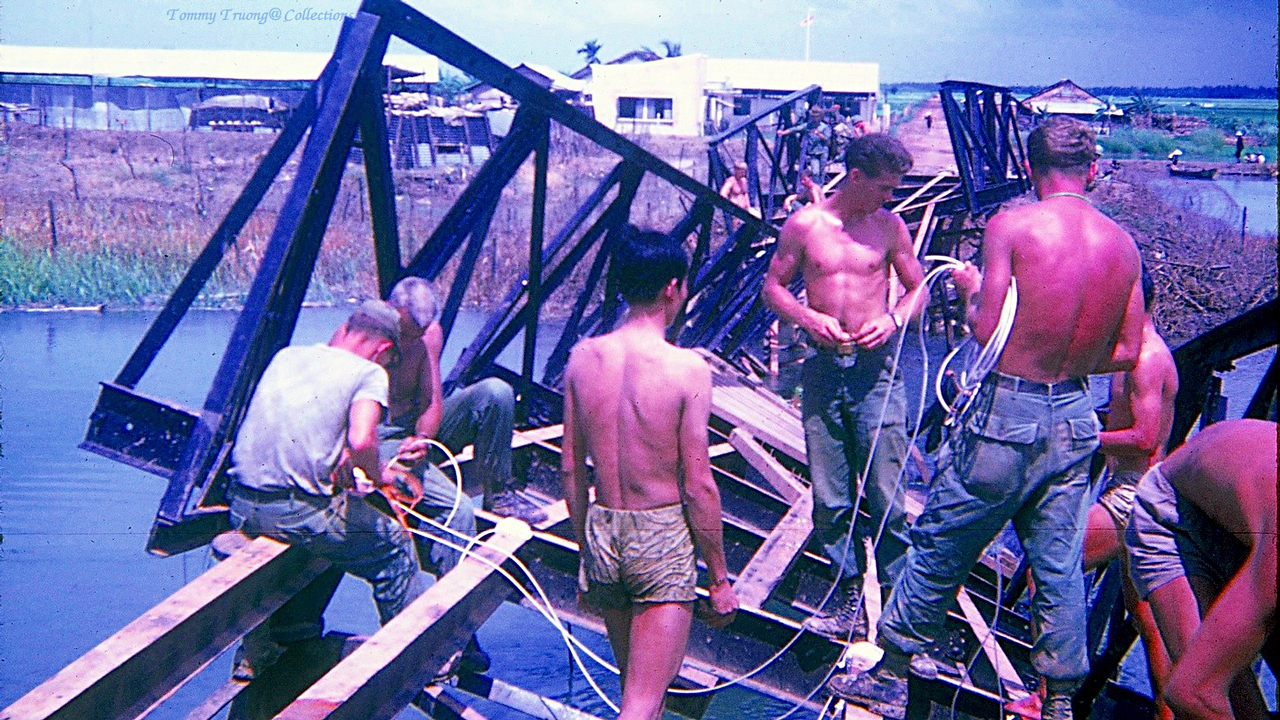 Những quân nhân Mỹ cùng nhau xây dựng lại cầu Bến Lức bị hủy bởi bom đạn