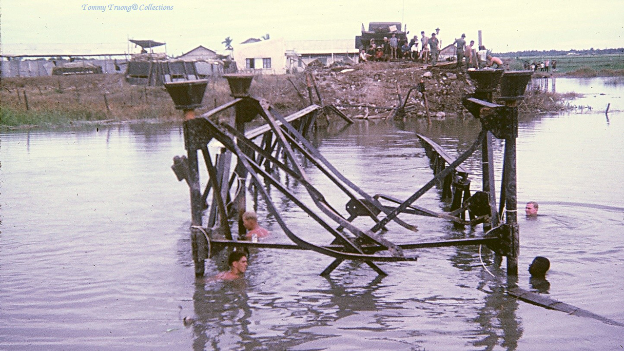 Lính Mỹ ngụp lặn ráp lại cây cầu mới ở Bến Lức