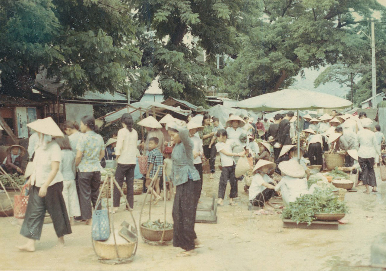 Khu chợ Vĩnh Long tấp nập người buôn bán năm 1968 | Photo by William Baker