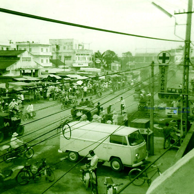 Chợ Long Châu năm 1969 nhìn ra phố | Photo by Gary Erwin