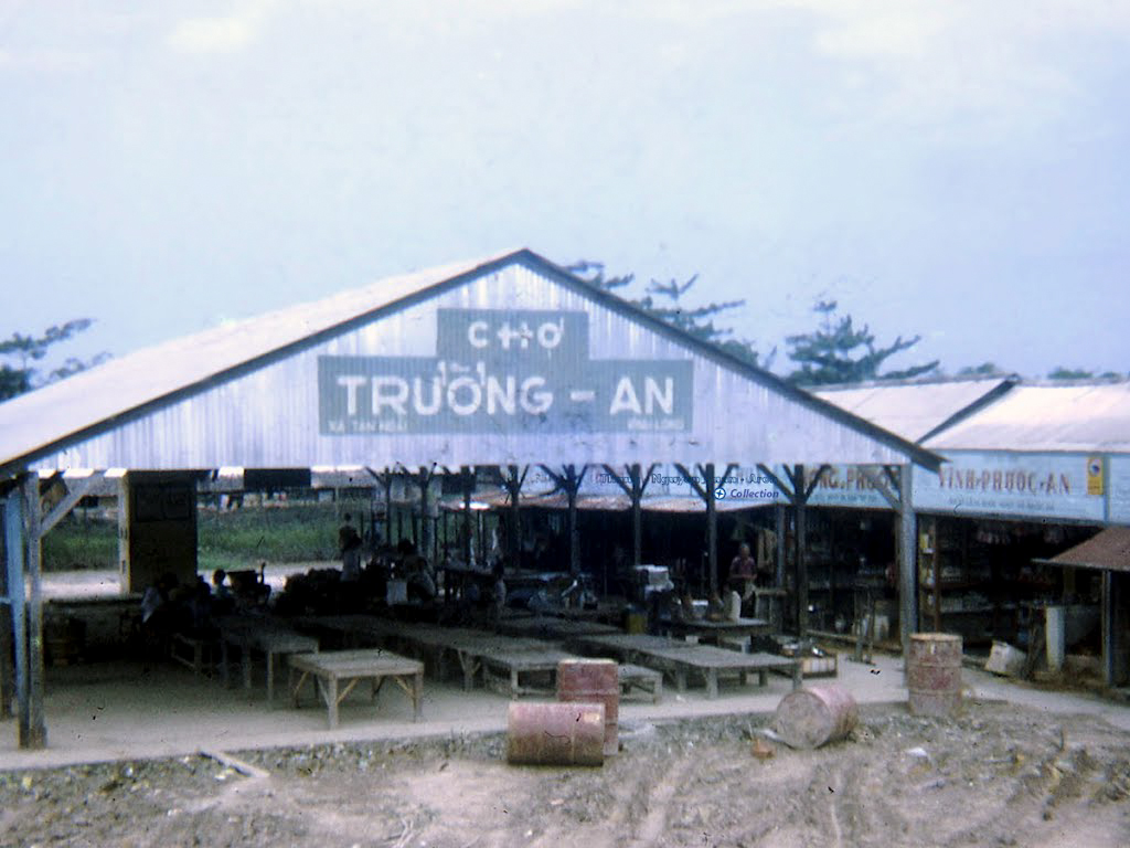 Chợ Trường An - Tân Ngãi - Vĩnh Long (Nay đã bị cháy và xây lại chợ mới) năm 1968 - 1972 | Photo by Carroll Sickles