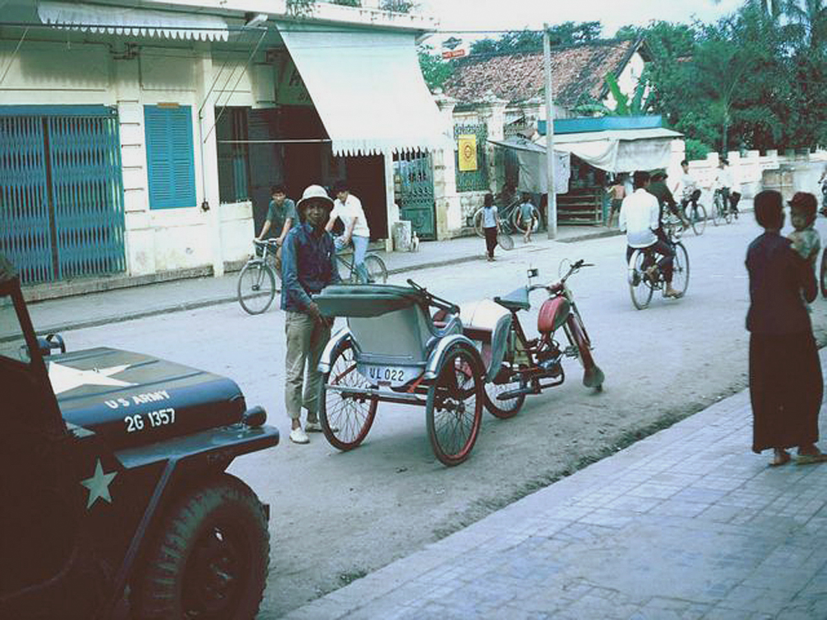 Đường phố Vĩnh Long năm 1967 | Photo by Jimmy McGraw