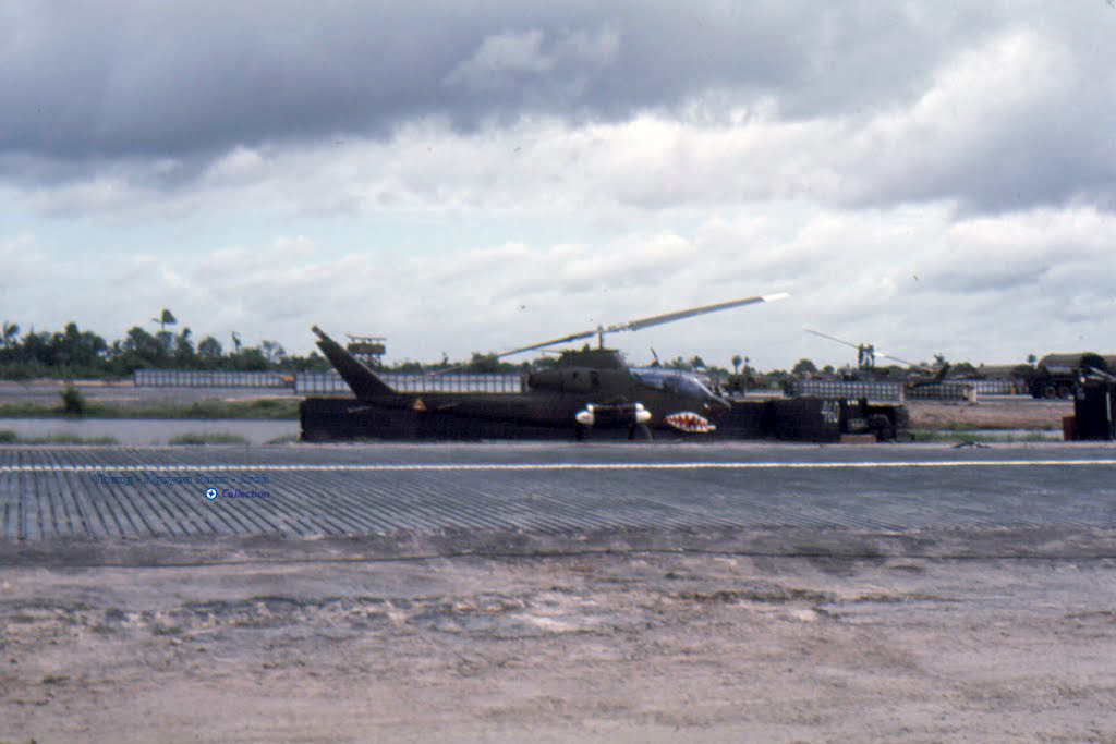 Trực thăng Hổ mang chúa (Frist Cobra) ở phi trường Vĩnh Long năm 1968 - 1972 | Phottoo by Brian Bowling