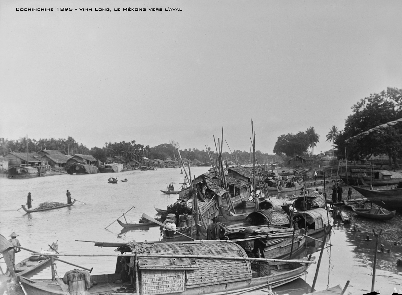 Những chiếc ghe thuyền cặp bến ở hạ lưu sông Mekong Vĩnh Long năm 1895 | Photo by Author Salles Andre