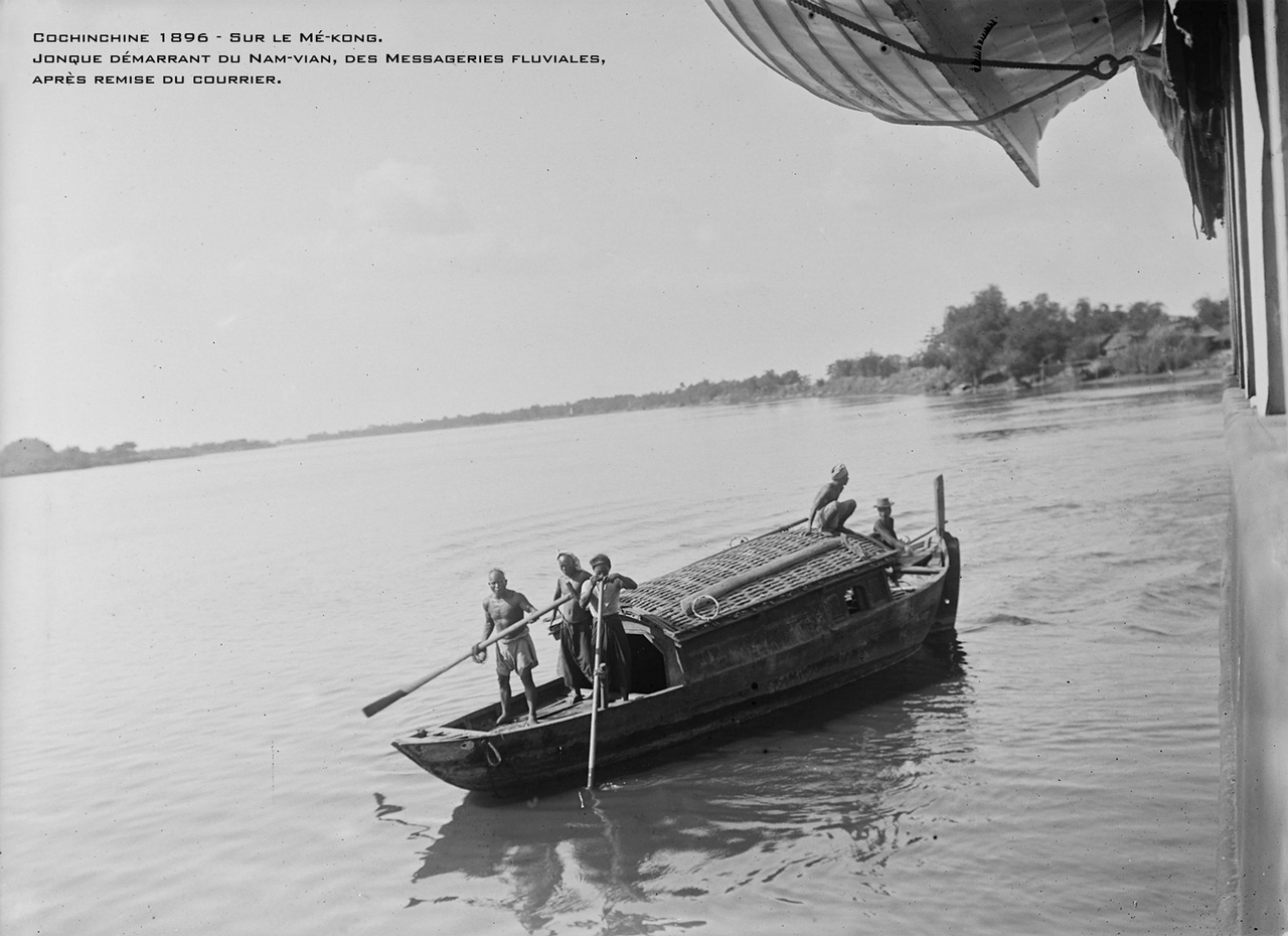 Những người dân chèo thuyền ở Hạ lưu sông Mekong năm 1896 | Photo by Salles Andre