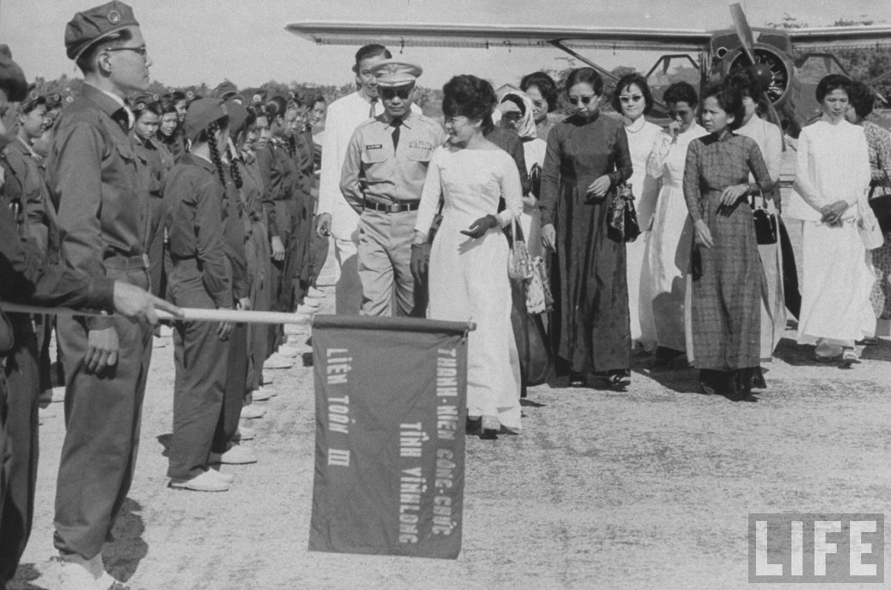 Mrs Đệ nhất phu nhân của Ngô Đình Nhu - bà Trần Lệ Xuân đặt chân xuống sân bay Vĩnh Long tháng 7 năm 1962