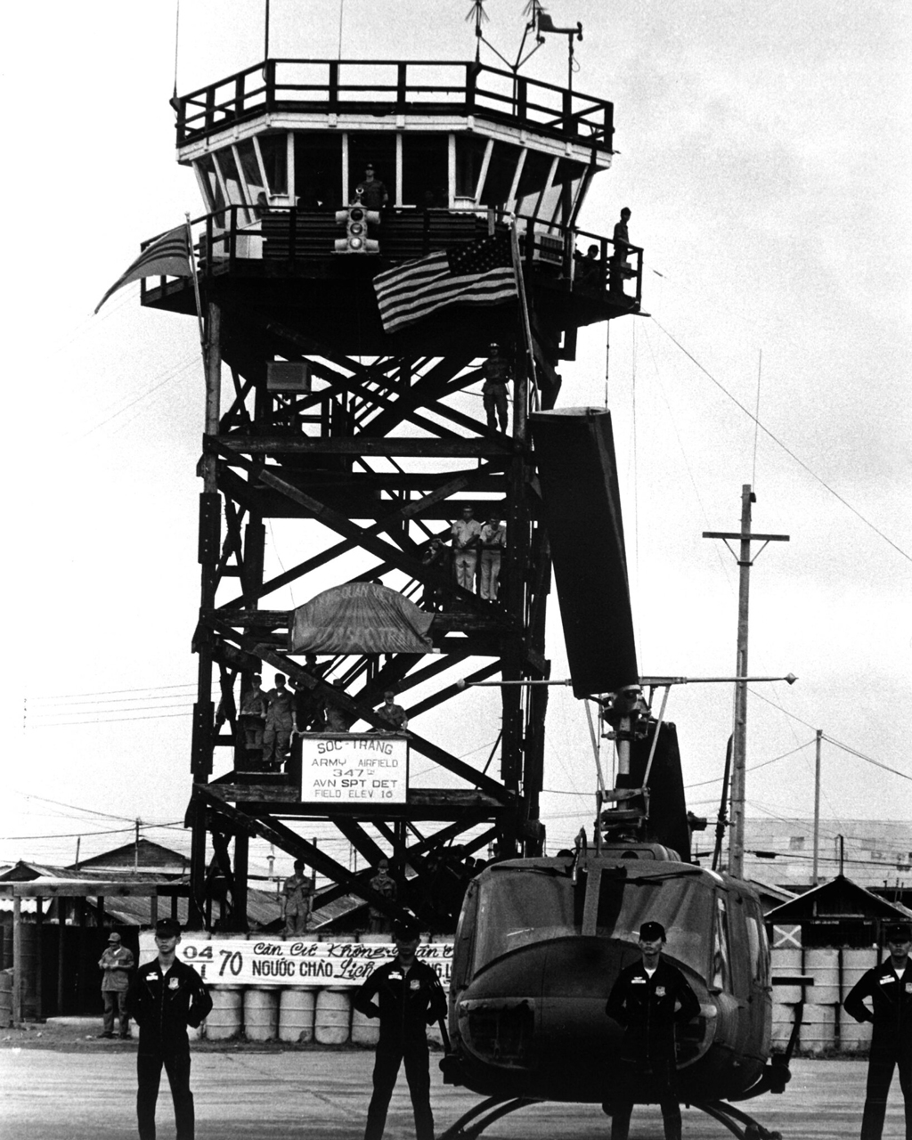 Khoảnh khắc trước khi lá cờ Mỹ được thay bằng cờ VNCH | Xung quanh là các phi công không lực Nam Việt Nam