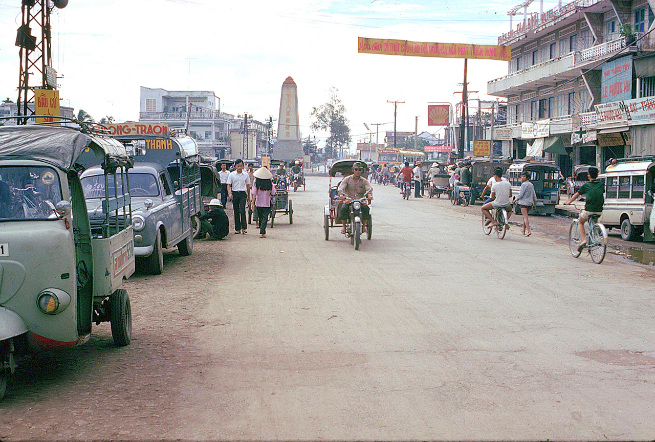 Ngã ba Nguyễn Huệ nhìn từ phía trung tâm, bên trái là bến xe Vĩnh Long cũ trước 1975