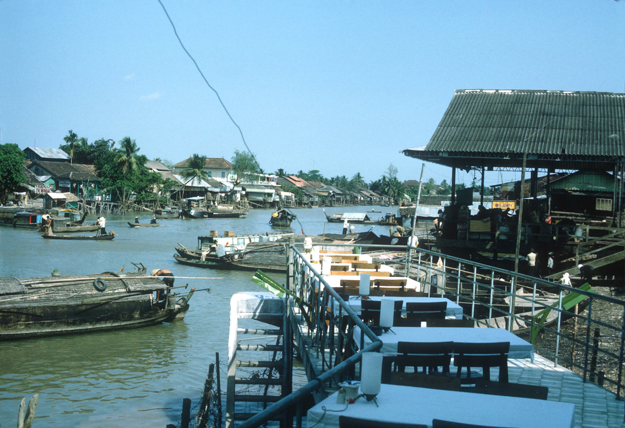 Nhà hàng ven sông ở Vĩnh Long n ăm 1967 | Photo by Alan Johnson