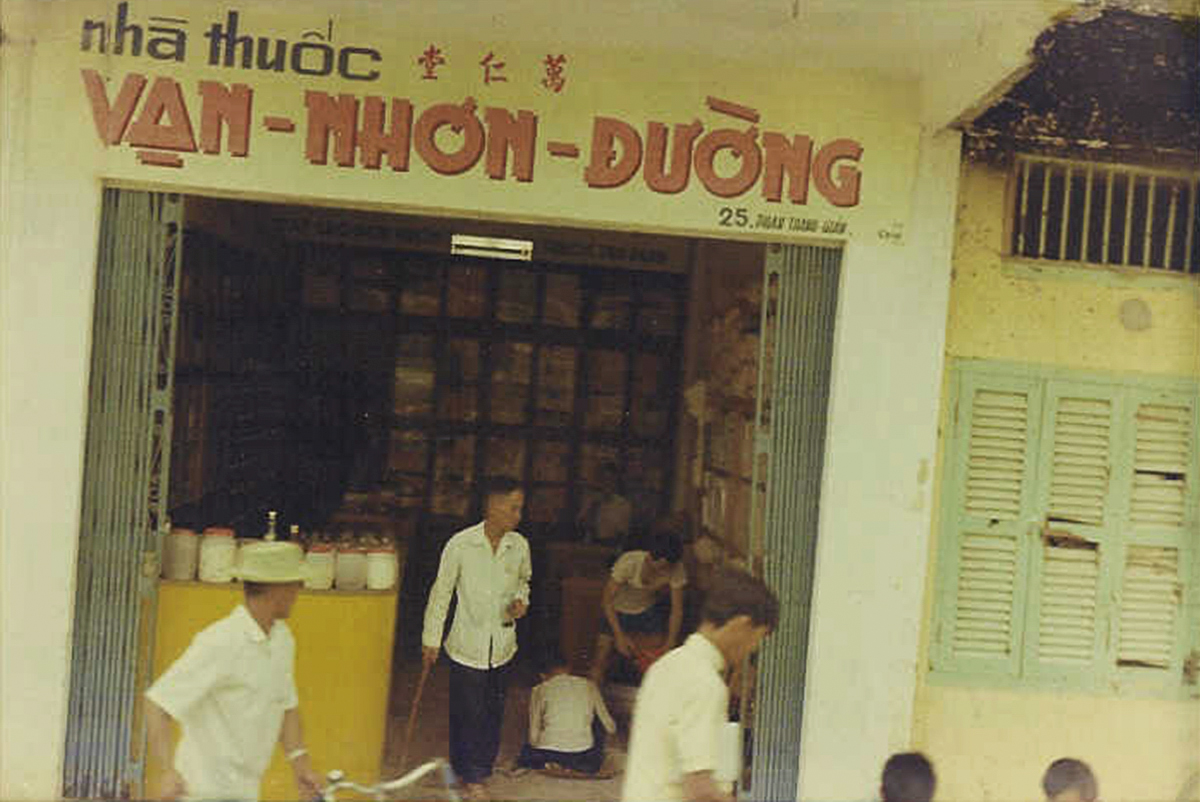 Nhà thuốc bắc Vạn Nhơn Đường ở Vĩnh Long năm 1968 - 1969 | Photo by Raymond Pete Peterson