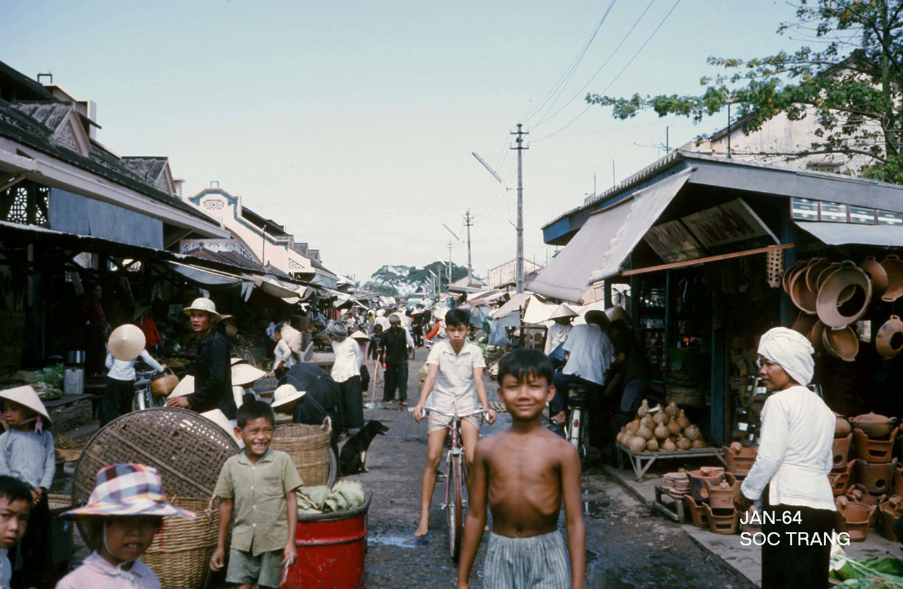 Những đứa bé ở chợ Sóc Trăng năm 1964 - Photo by George Muccianti