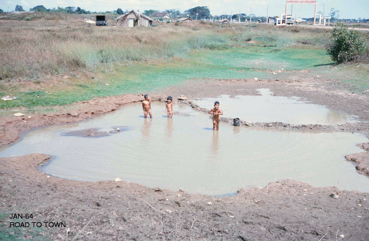 Những đứa trẻ tắm hồ ven đường quốc lộ tháng 1 năm 1964 | Photo by George Muccianti