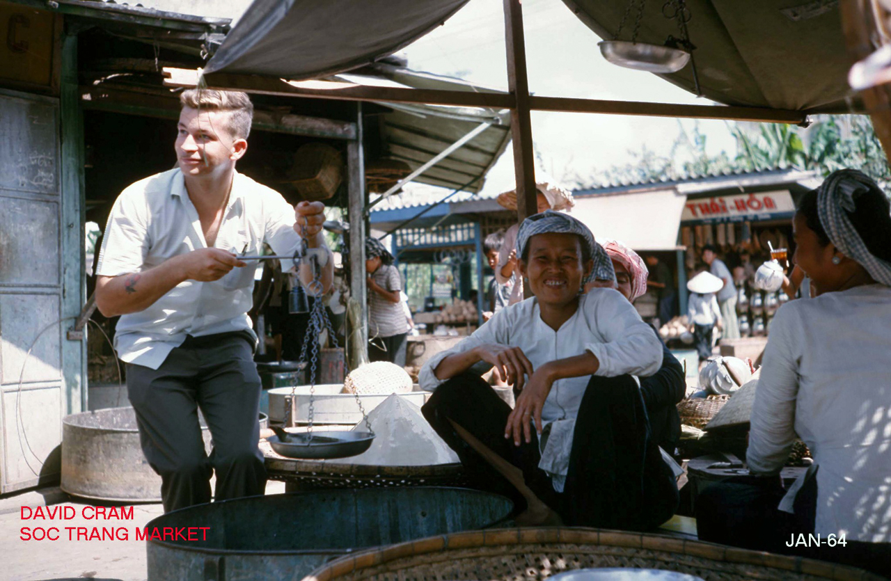 Người bán hàng ở chợ Sóc Trăng năm 1964 - Photo by George Muccianti