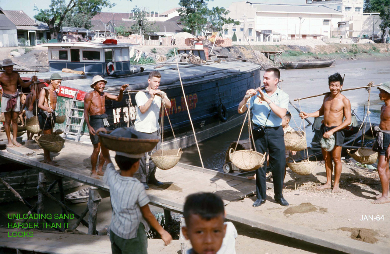 Trải nghiệm gánh hàng chợ năm 1964 - Photo by George Muccianti