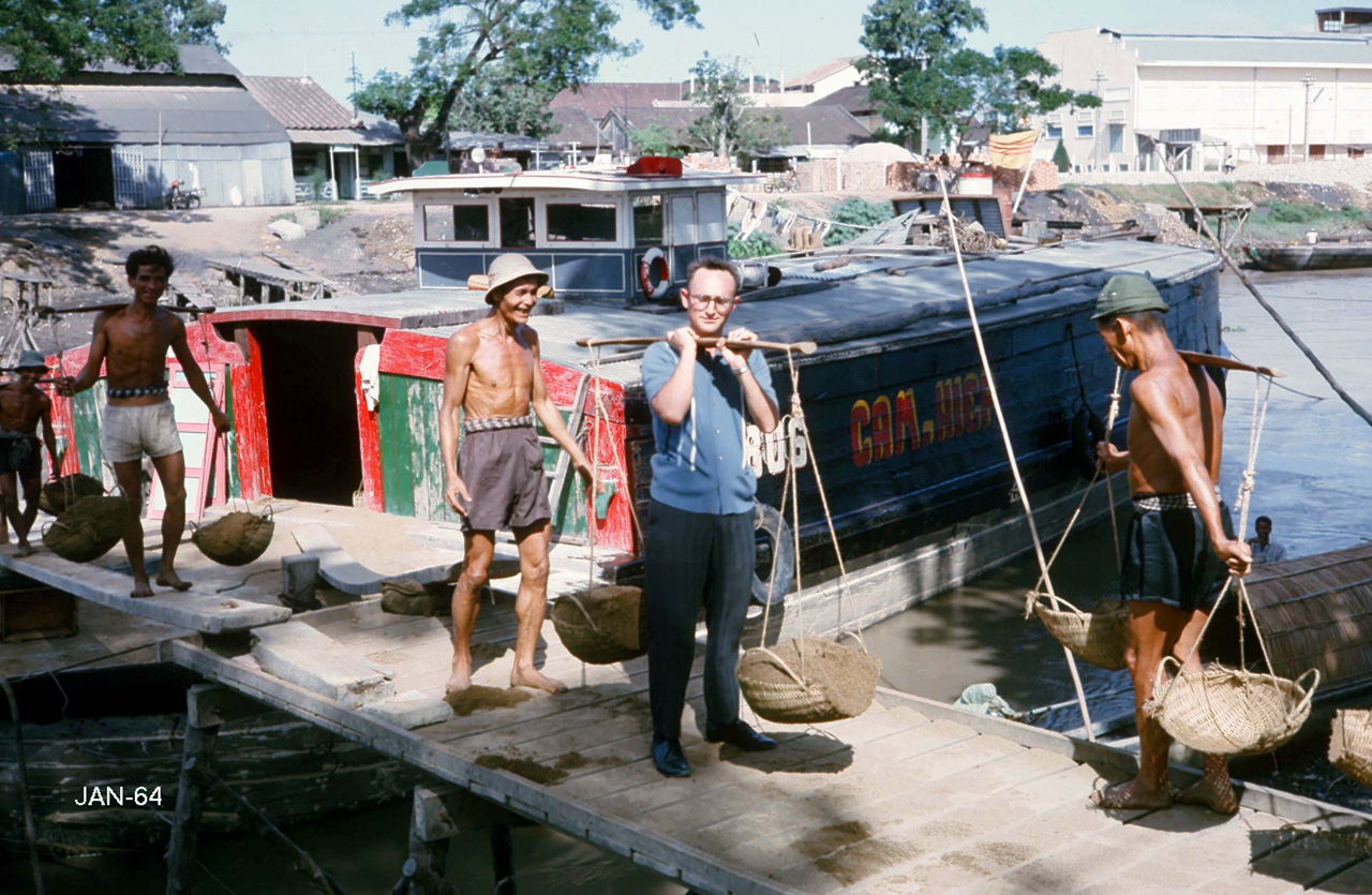 Mucci trải nghiệm gánh hàng hóa từ thuyền ra chợ Sóc Trăng năm 1964 | Photo by George Muccianti