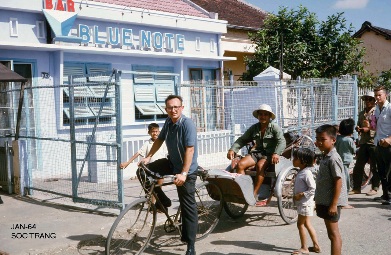 Chụp ảnh cùng xe kéo ở trước quán Bar Blue Note ở trung tâm thành phố Sóc Trăng năm 1964 | Photo by George Muccianti