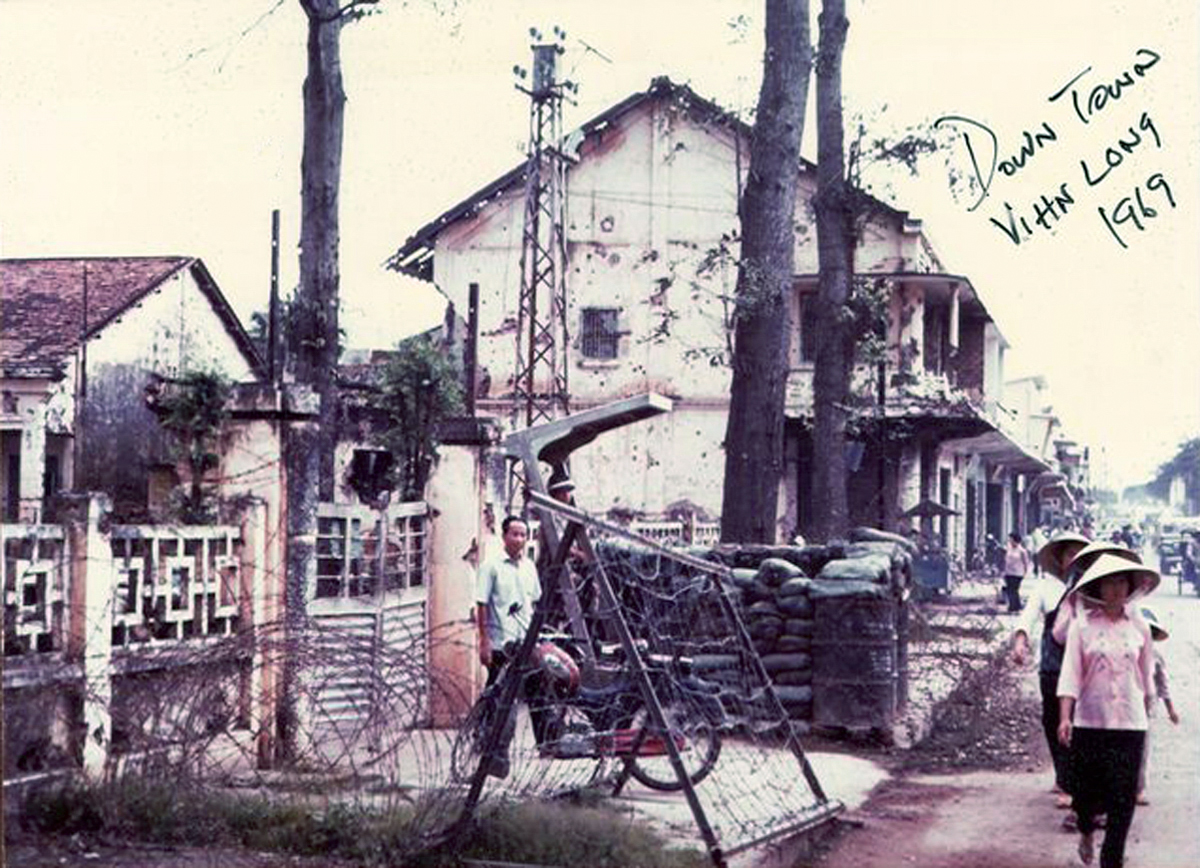Downtown Vĩnh Long năm 1969 | Photo by Noah Dillon
