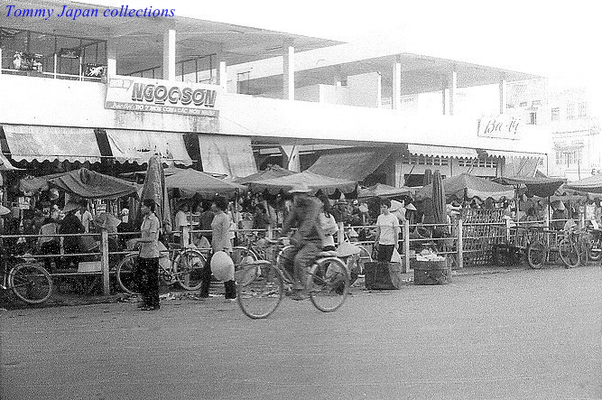 Trước nhà hàng thịt chó ở chợ Vĩnh Long năm 1973
