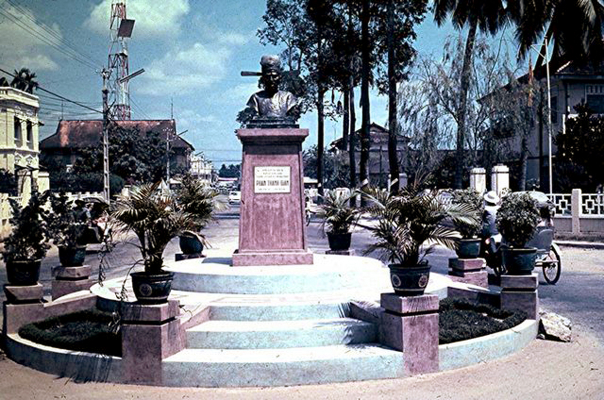 Tượng đài Phan Thanh Giản trên đường Phan Thanh Giản tại ngã tư Phan Thanh Giản - Lê Lai ở Vĩnh Long năm 1965 - 1971 | Photo by Bruce Hill