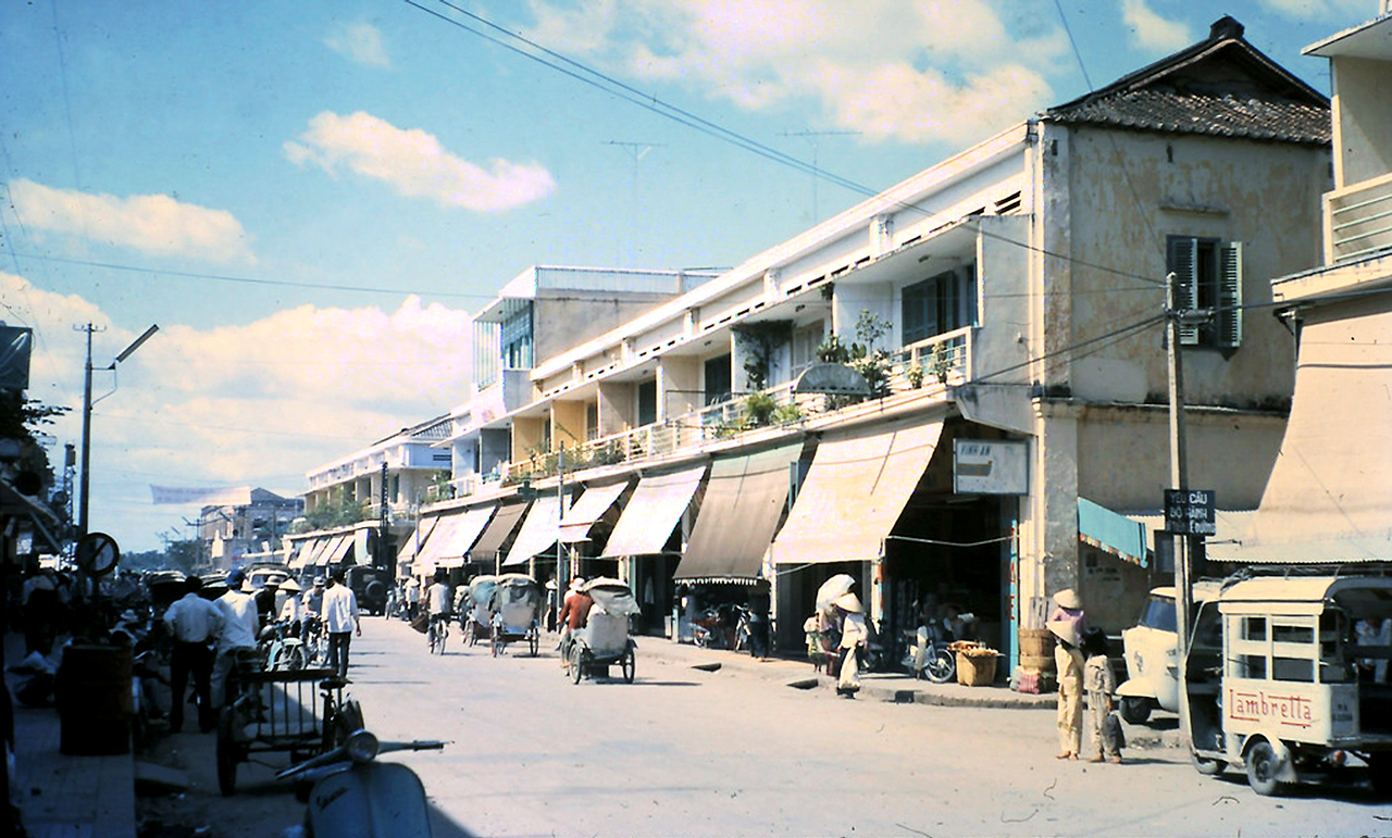 Phố chợ Vĩnh Long sát bờ sông năm 1967 - 1968