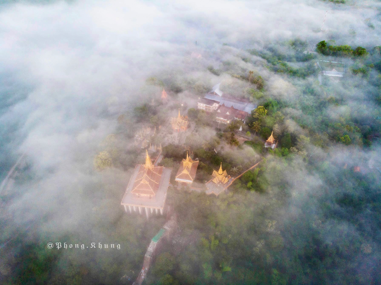 Chùa núi Tà Pạ những ngày sương mù giăng kín | Photo by PhongPhung