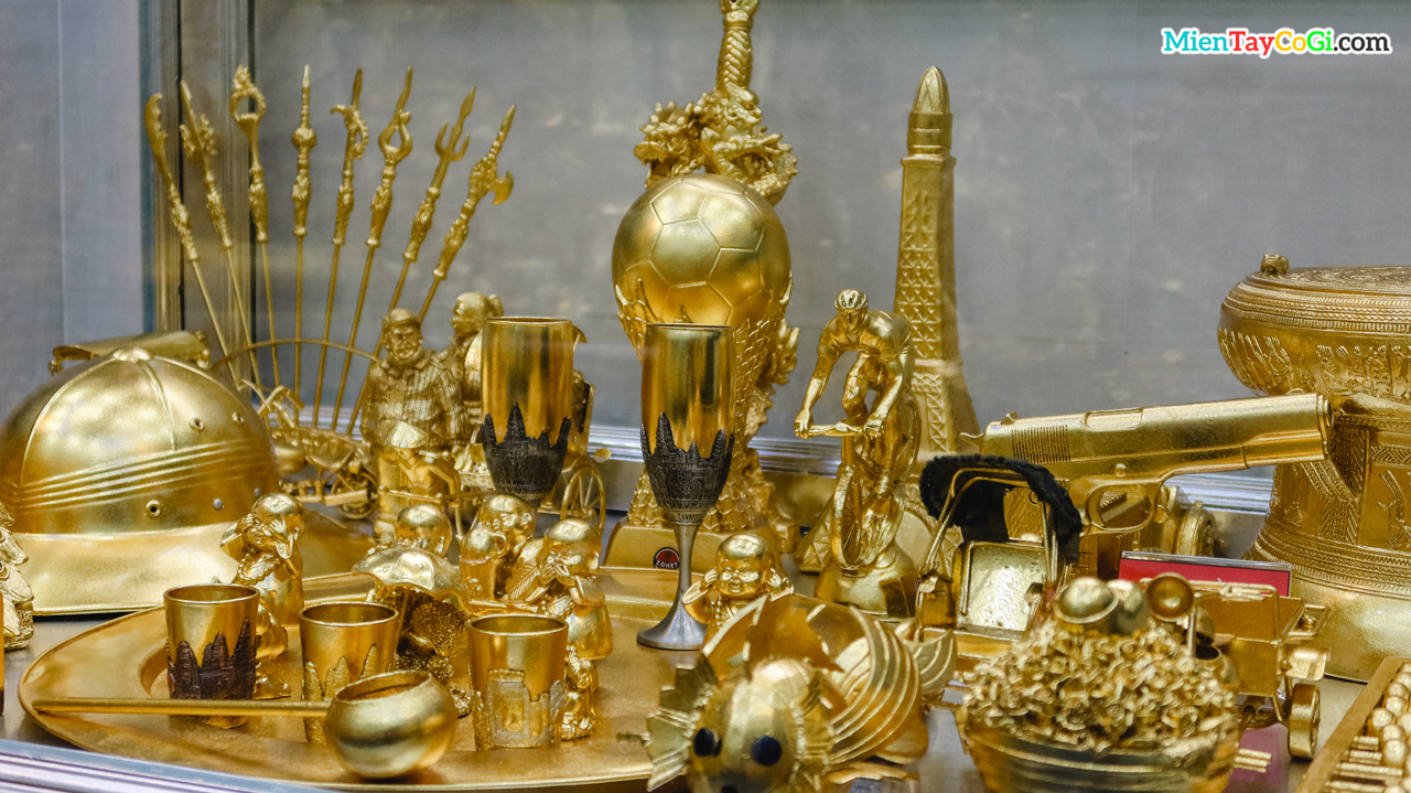 Những vật dụng dát vàng trưng bày bên trong căn phòng