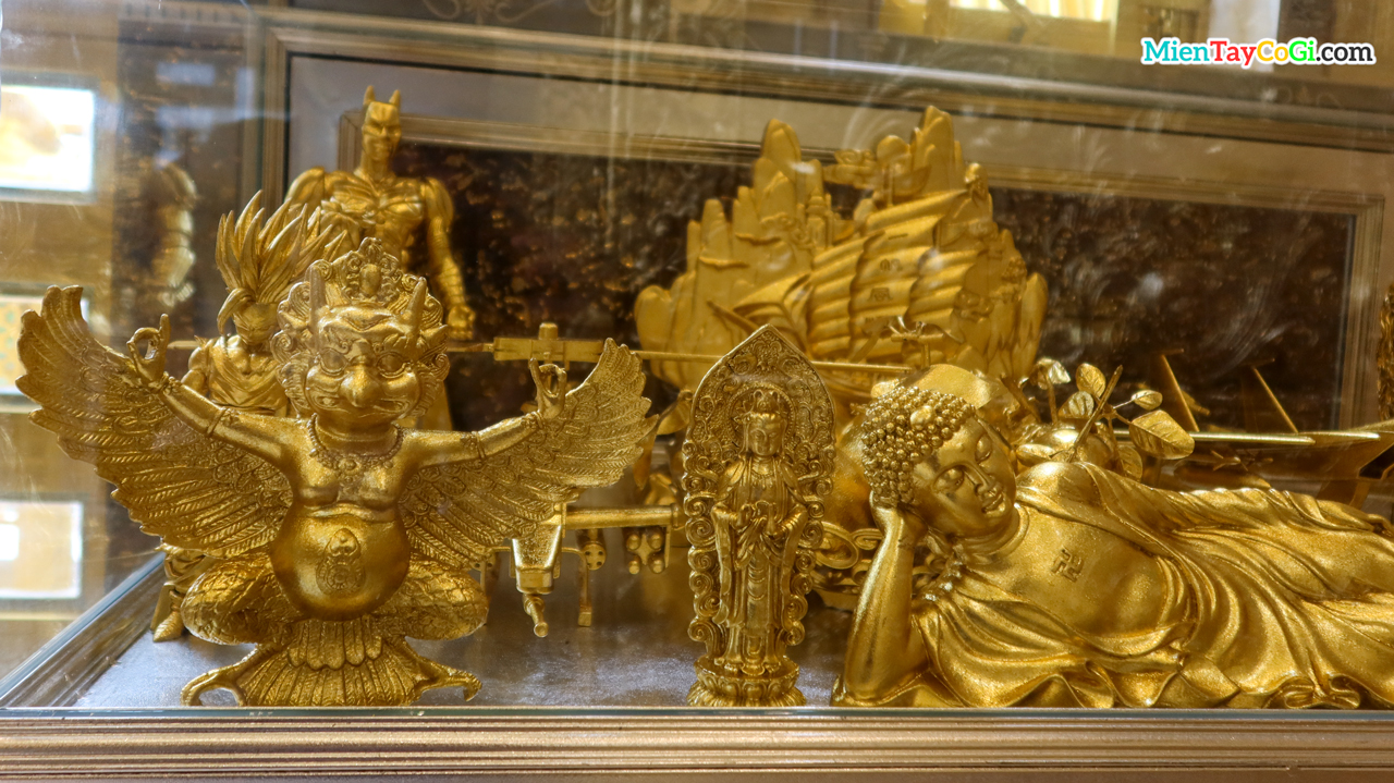 Những vật dụng dát vàng trưng bày bên trong nhà