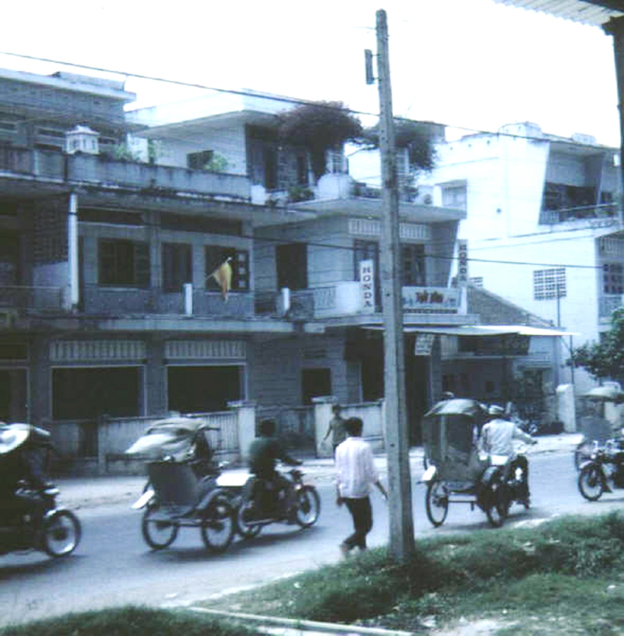 Xe lôi trên đường phố Vĩnh Long xưa