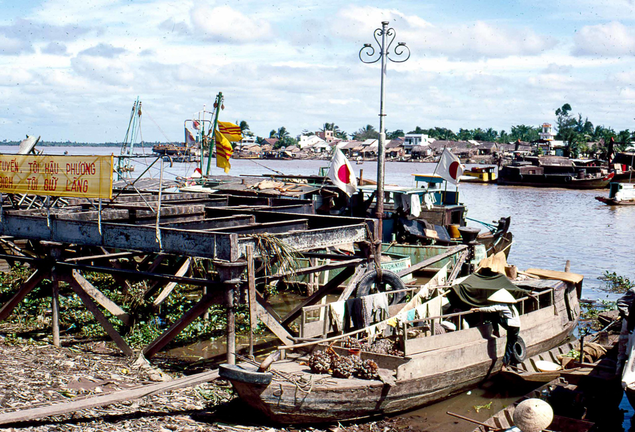 Sông Cần Thơ nơi tàu neo đậu ở gần bến Ninh Kiều năm 1968