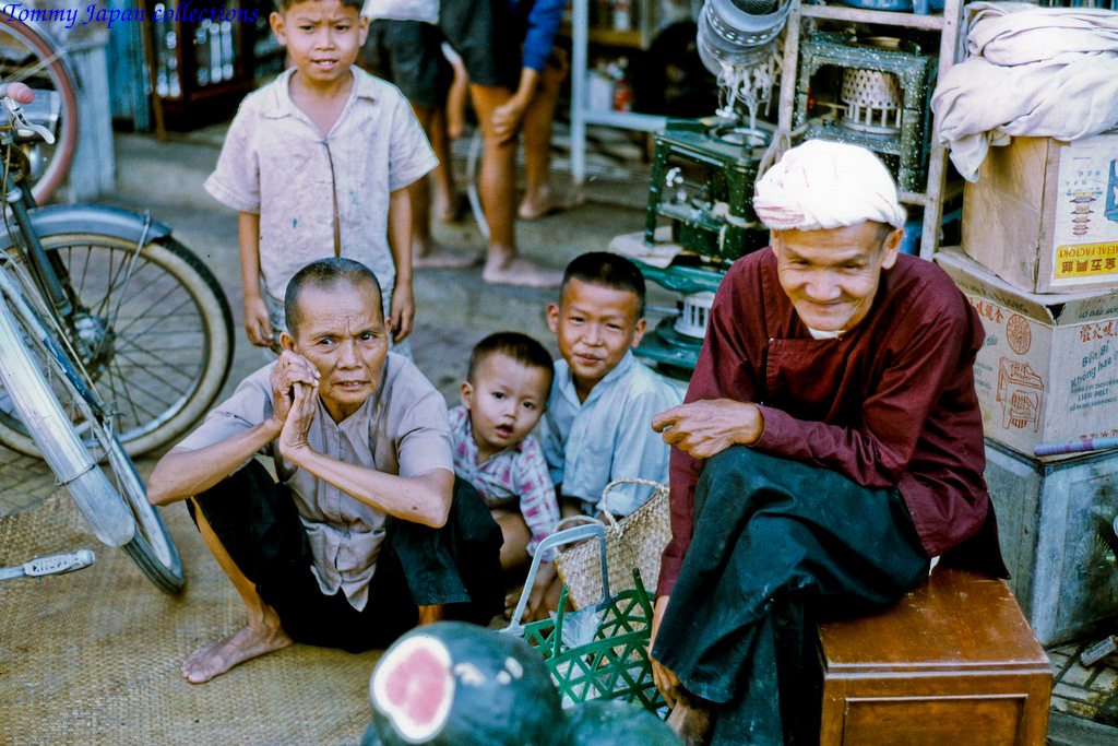 3 thế hệ gia đình ở chợ Mỹ Tho năm 1969 | Photo by Lance Crormwell