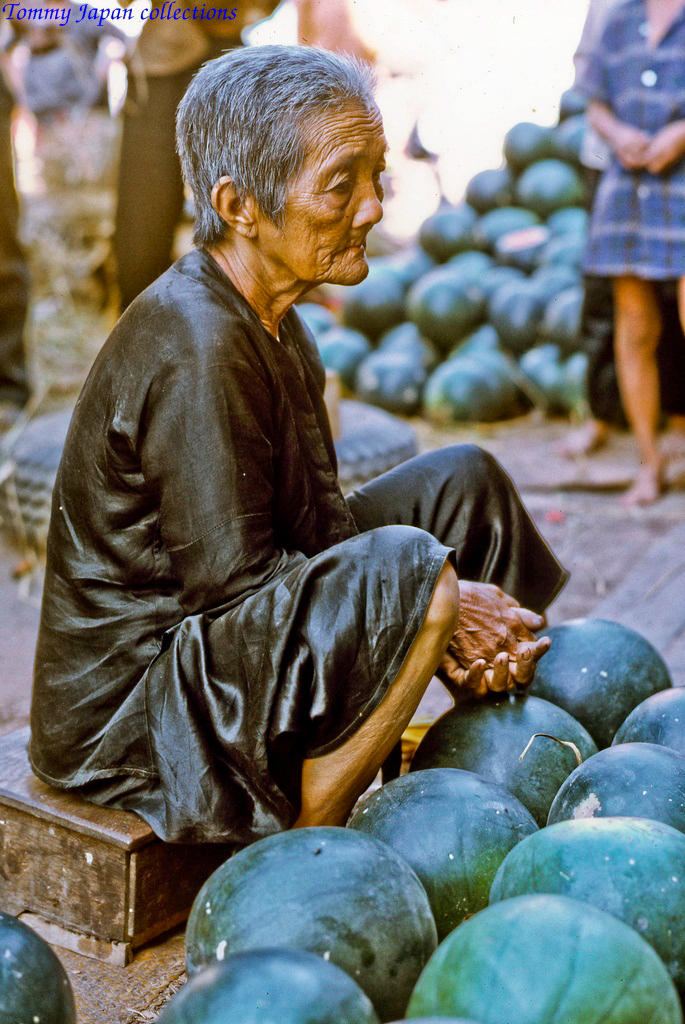 Bà cụ ngồi chờ khách mua dưa hấu trưng ngày Tết ở chợ Mỹ Tho năm 1969 | Photo by Lance Cromwell