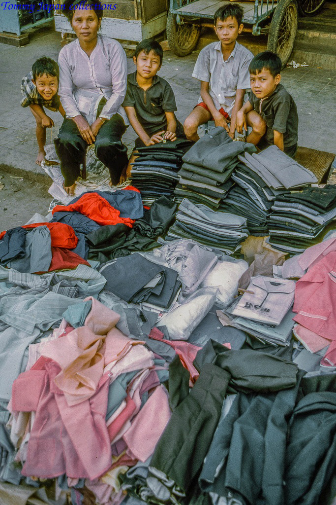 Bán quần áo sỉ trên đường chợ Mỹ Tho năm 1969 | Photo by Lance Cromwell