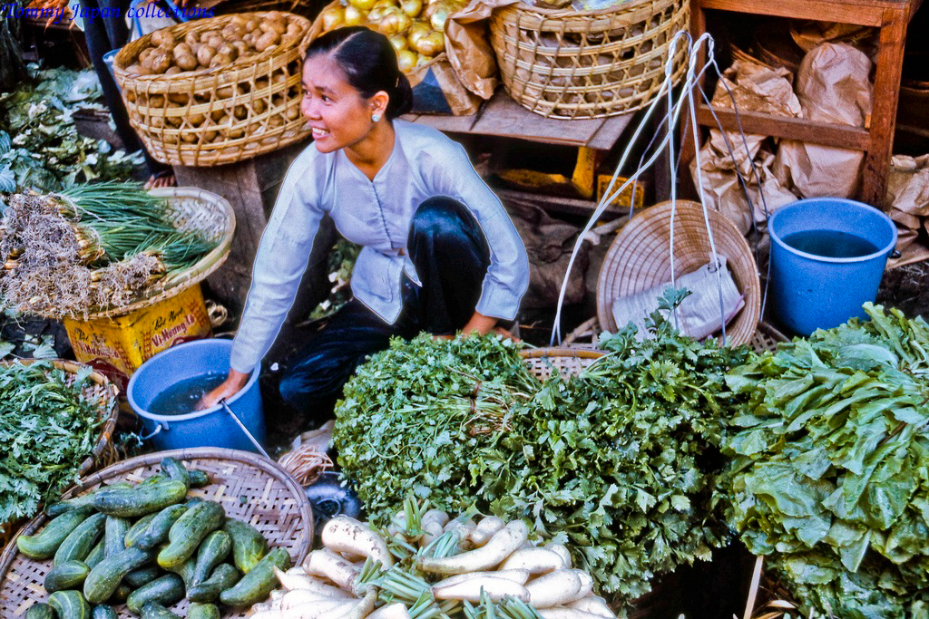 Bán rau cải các loại ở chợ Mỹ Tho năm 1969 | Photo by Lance Cromwell