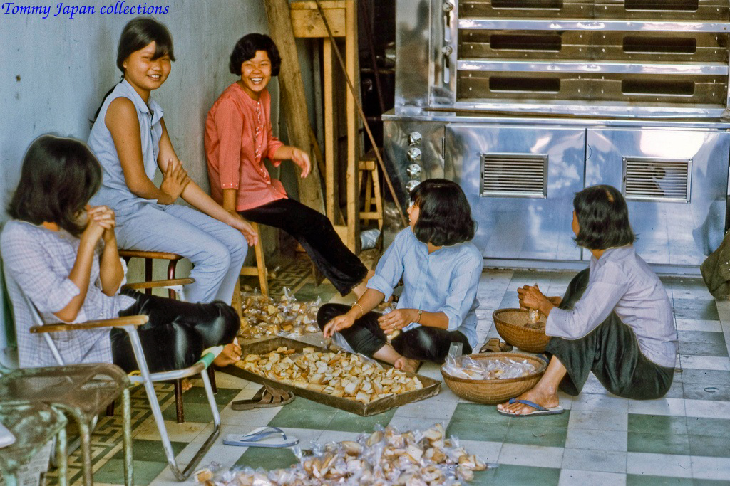 Bên trong cửa hàng bánh ở chợ Mỹ Tho năm 1969 | Photo to by Lance Cromwell