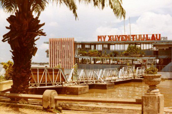 Nhà hàng du thuyền Mỹ Xuyên Tửu Lâu Cần Thơ năm 1972 - 1973 | Photo by Rick Stayner