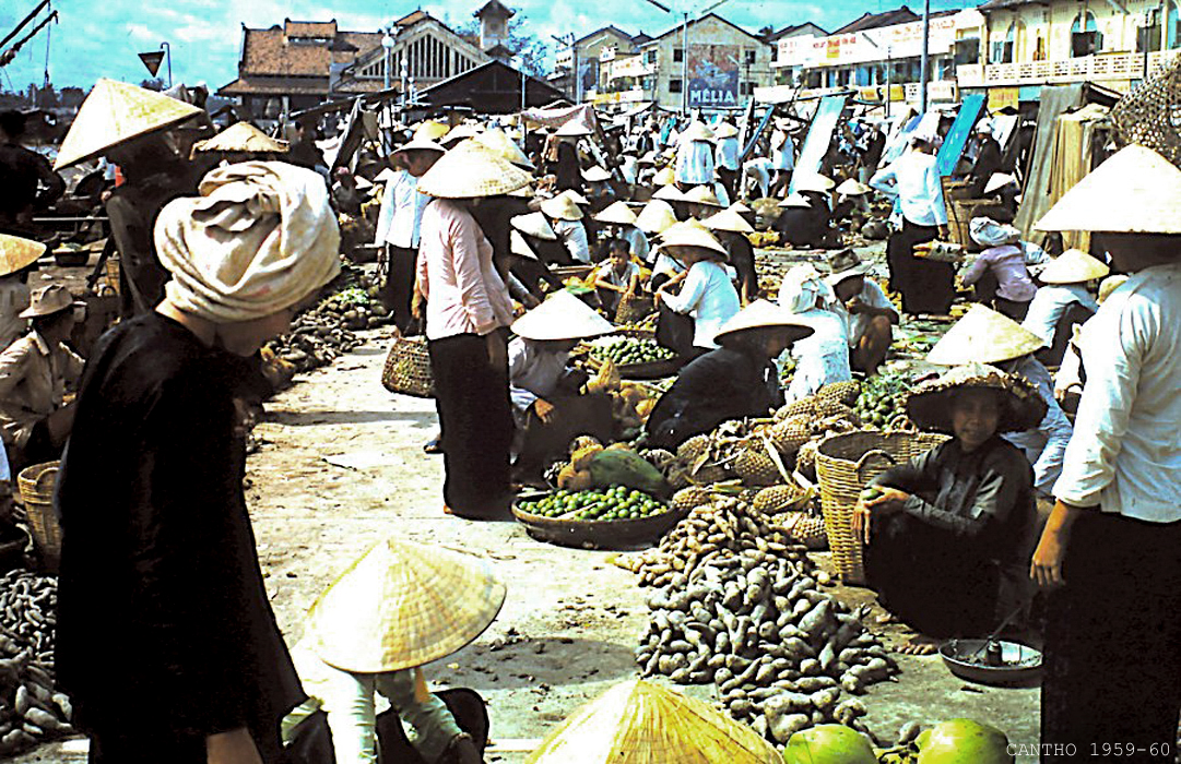 Khu chợ đông đúc ở bến Ninh Kiều năm 1959 - 1960