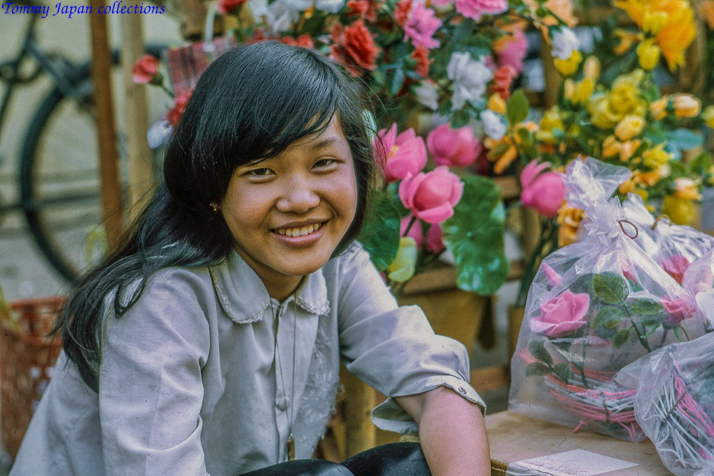 Chân dung thiếu nữ bán hoa ngày Tết chợ Mỹ Tho năm 1969 | Photo by Lance Cromwell