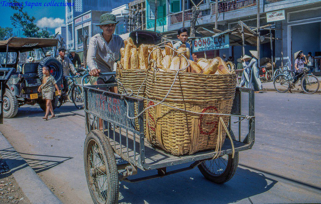 Chở giỏ bánh mì chợ Mỹ Tho năm 1969 | Photo by Lance Cromwell