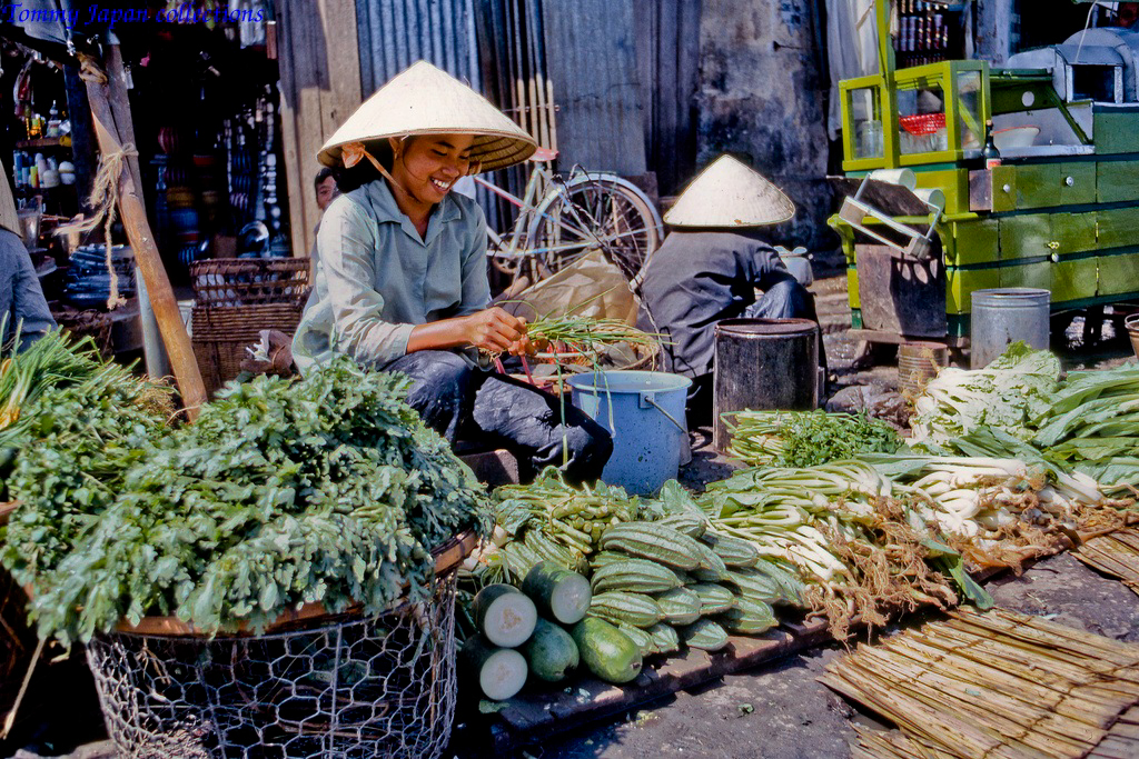 Cô gái bán hàng rau ở chợ Mỹ Tho tháng 1 năm 1969 | Photo by Lance Cromwell