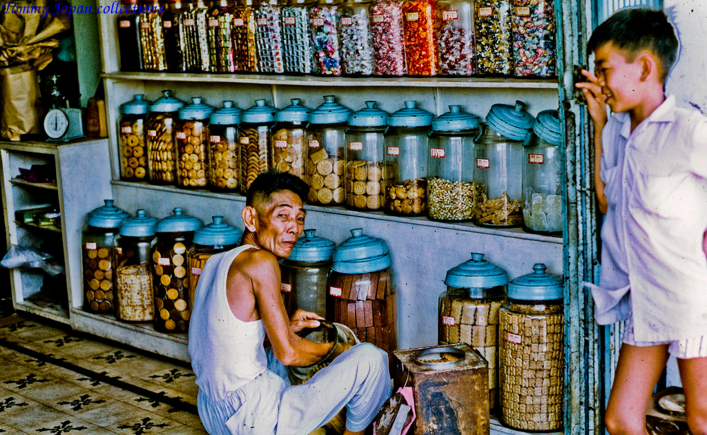 Cửa hàng bánh chợ Mỹ Tho năm 1969 | Photo by Lance Cromwell