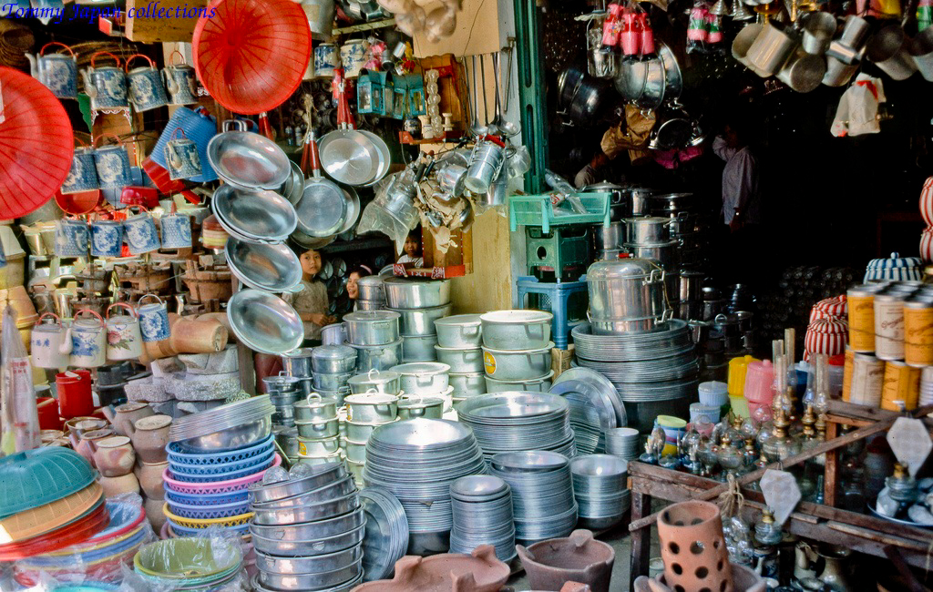 Cửa hàng dụng cụ bếp chợ Mỹ Tho năm 1969 | Photo by Lance Cromwelll