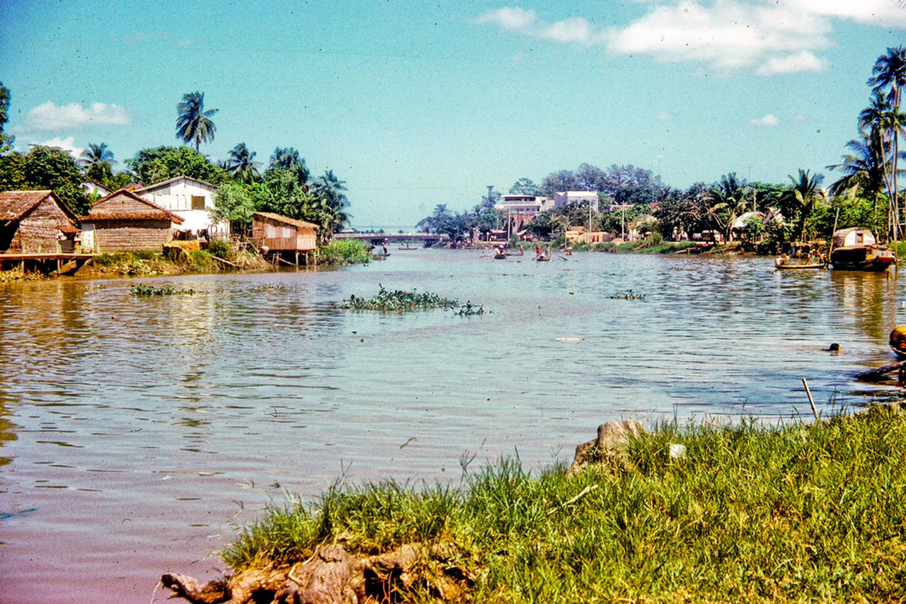 Dòng sông Mekong khu vực Cần Thơ năm 1968 | Photo by Lance Crormwell