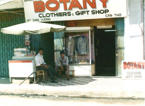 Một cửa hàng ở đường Hùng Vương Cần Thơ năm 1972 - 1973 | Photo by Rick Stayner